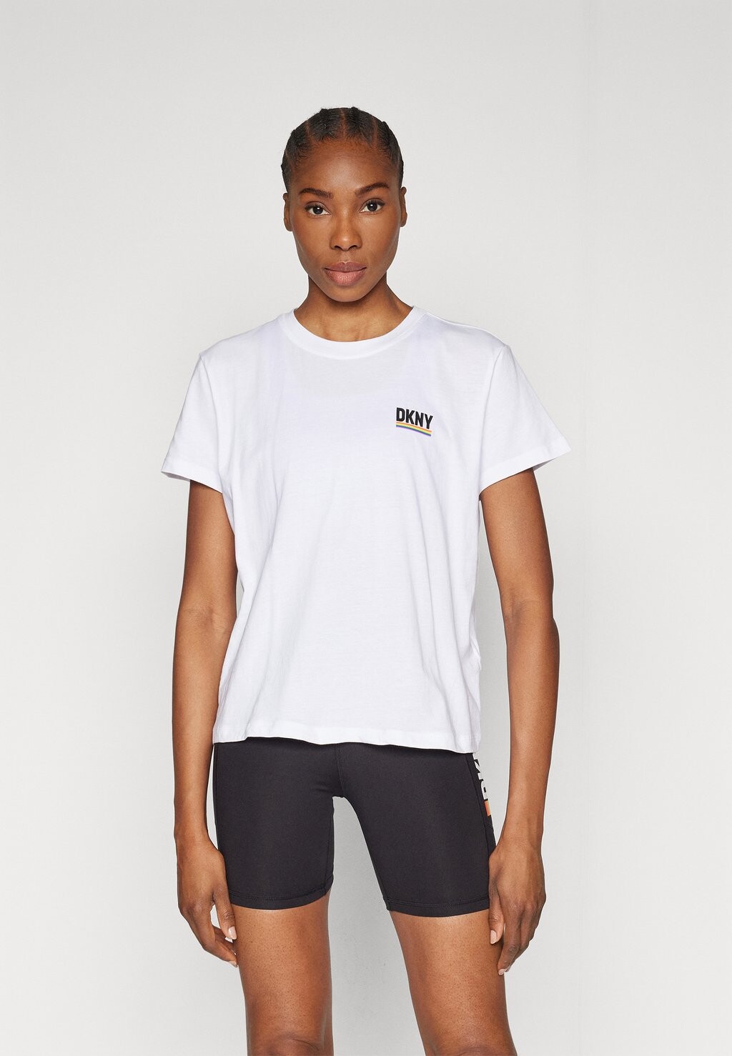 

Базовая футболка RAINBOW PRIDE LOGO SHORT SLEEVE KNOT FRONT TEE DKNY, цвет white