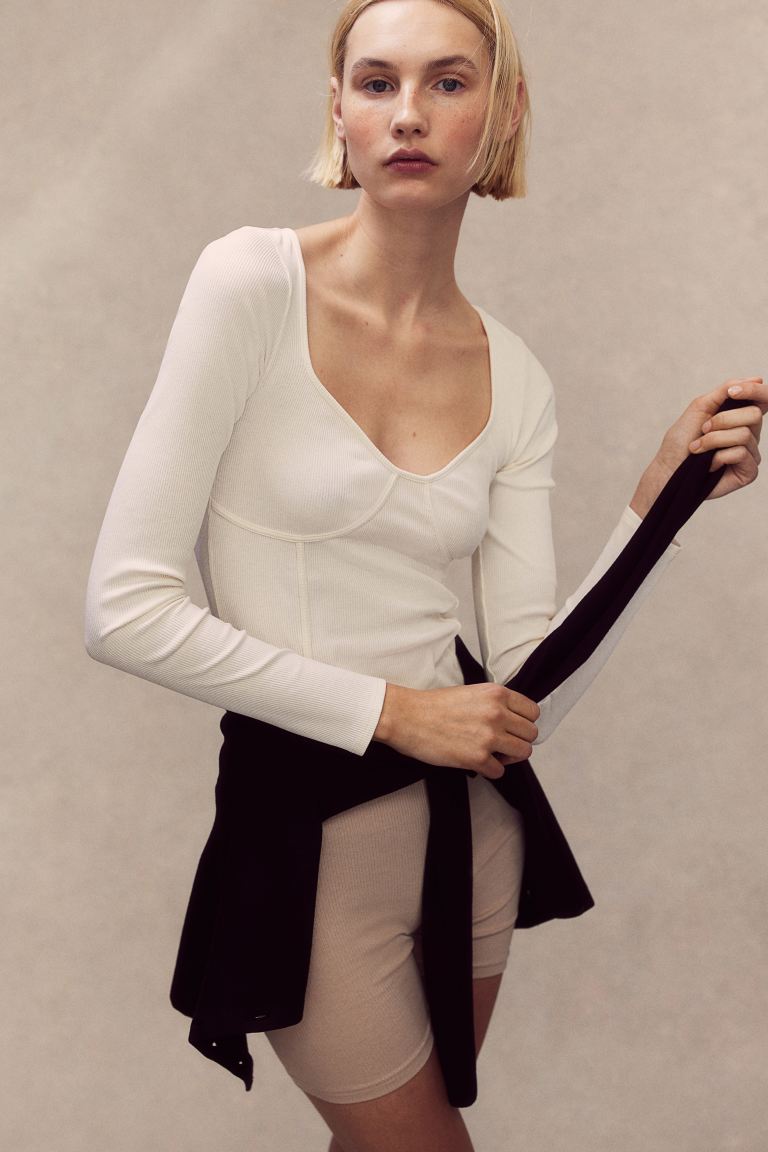 Рубашка в корсетном стиле H&M, бежевый жилет в корсетном стиле zara черный
