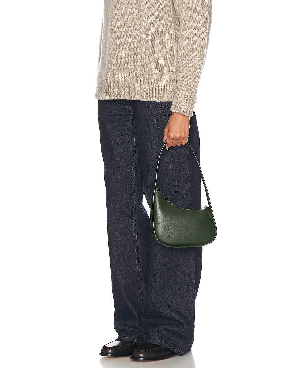 

Сумка в форме полумесяца The Row, цвет Seaweed Green SHG