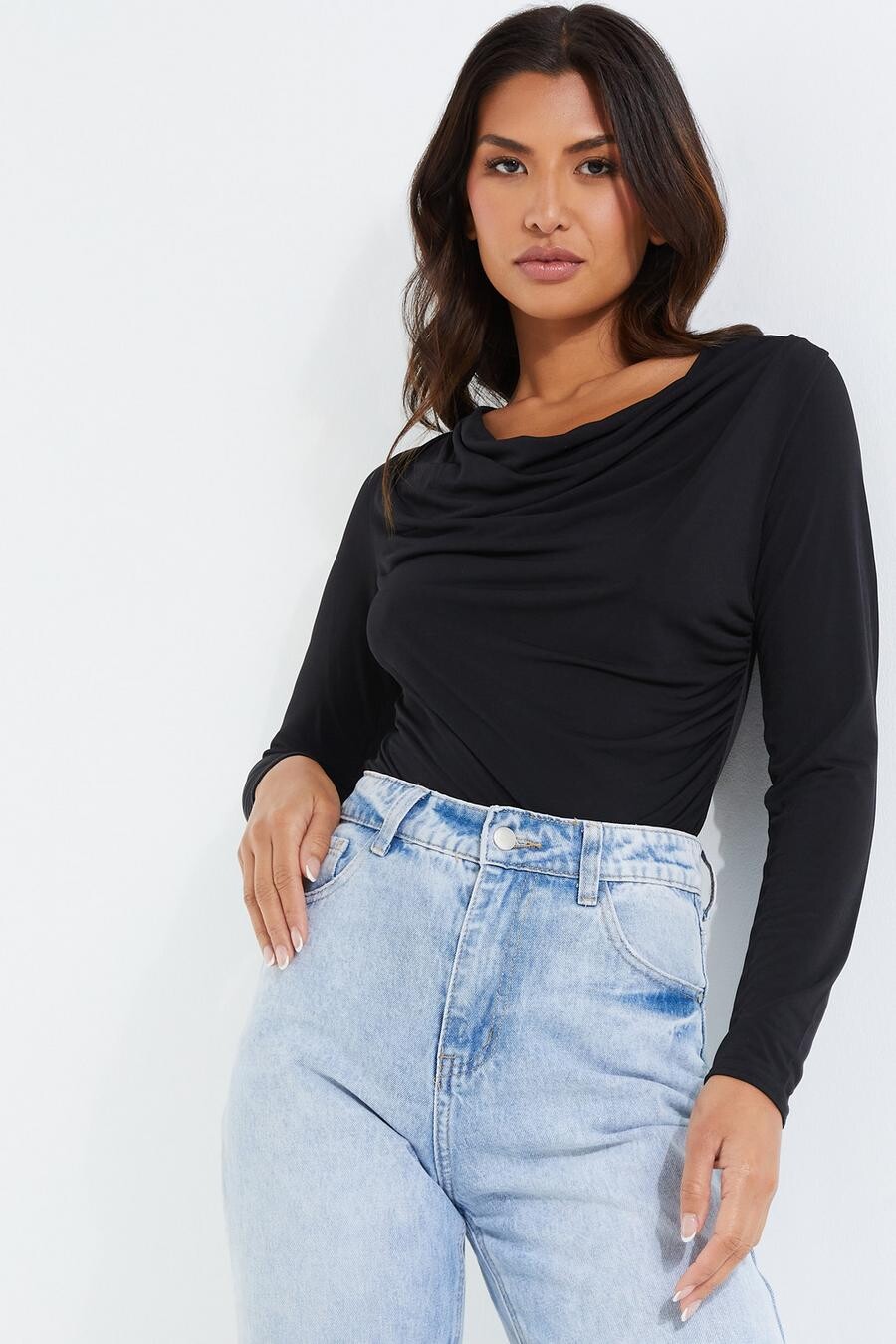 

Черный топ с воротником-хомутиком и сборками QUIZ Clothing
