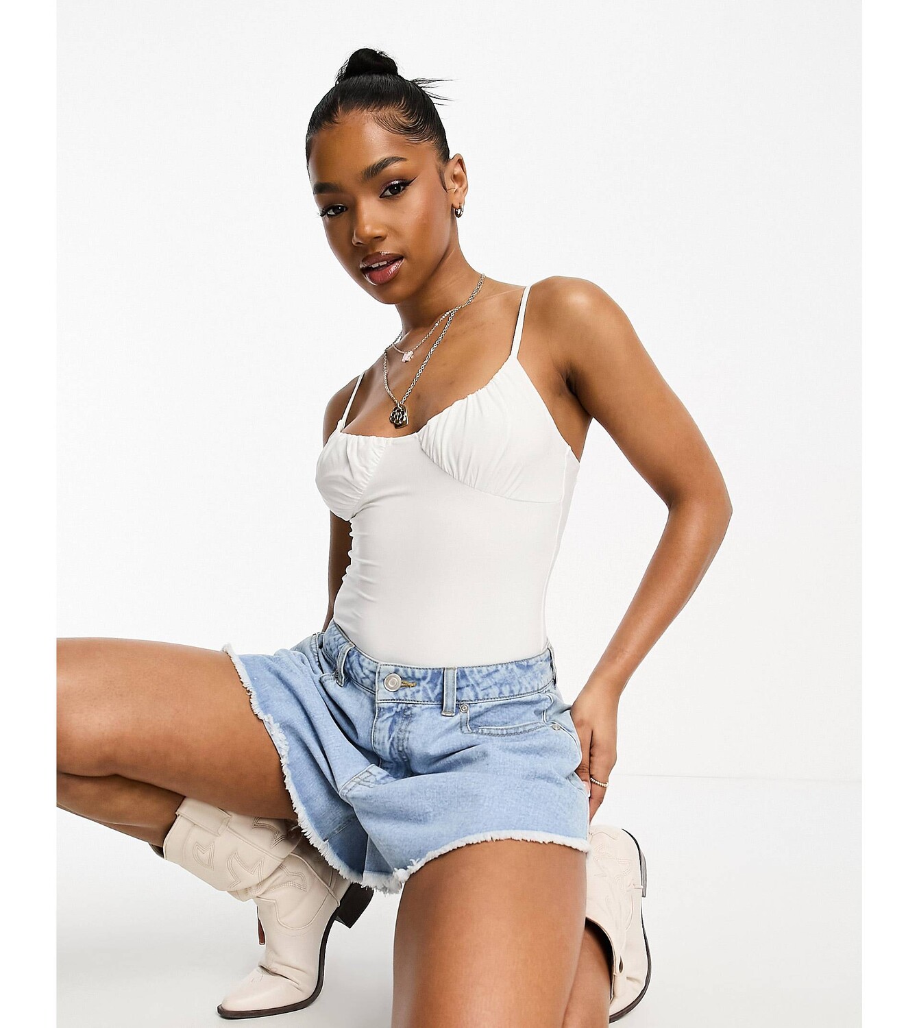 

Белое боди со сборками и чашечками ASOS DESIGN