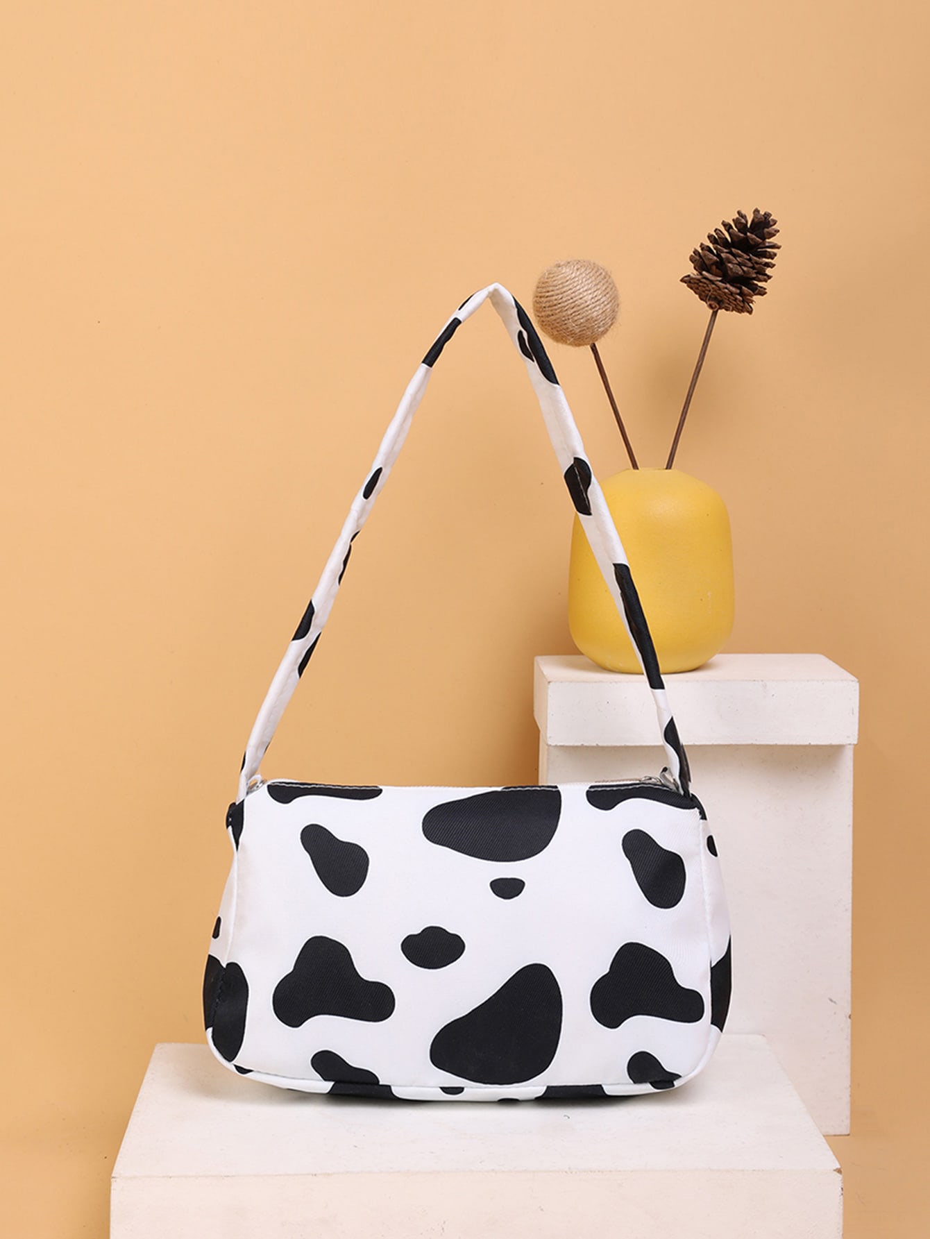 Багетная сумка с коровьим принтом, черное и белое