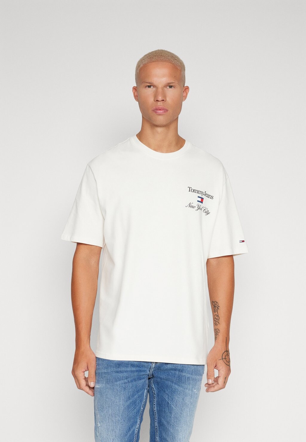 

Футболка с принтом LUXE ATHLETIC TEE Tommy Jeans, старинный белый