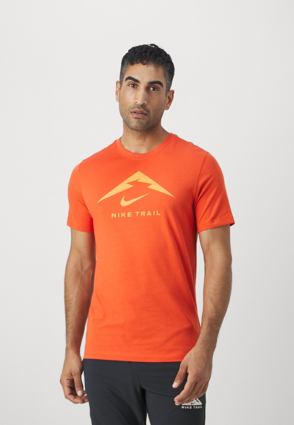

Спортивная футболка Tee Trail Logo Nike, цвет cosmic clay