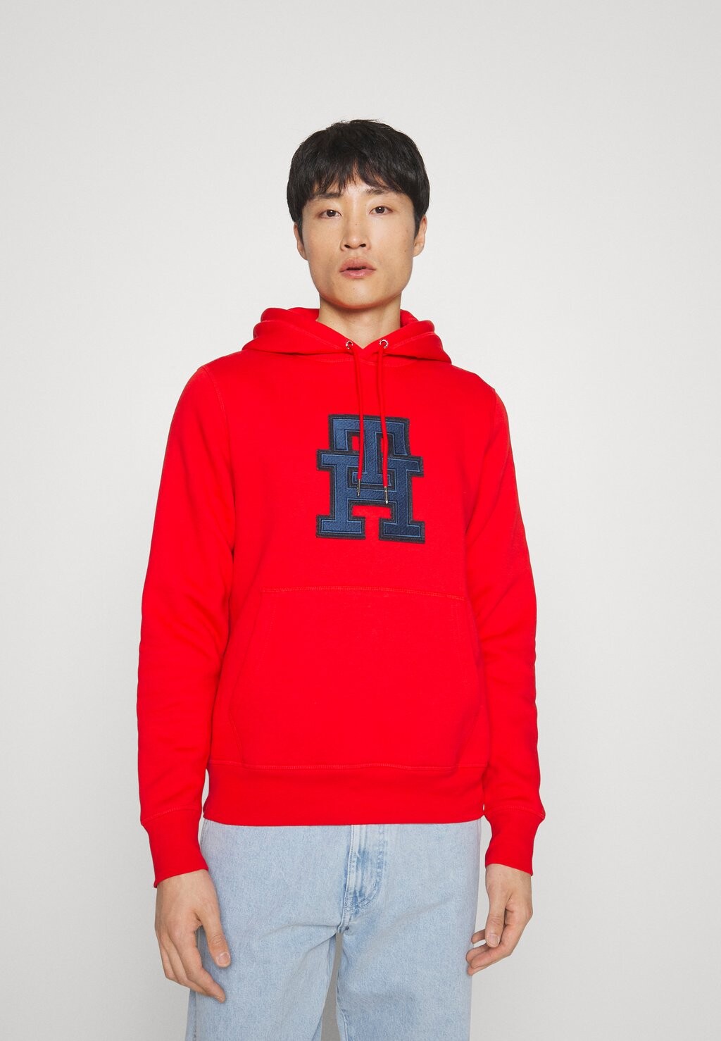 

Толстовка Tommy Hilfiger АППЛИКАЦИЯ МОНОГРАММА, цвет fireworks