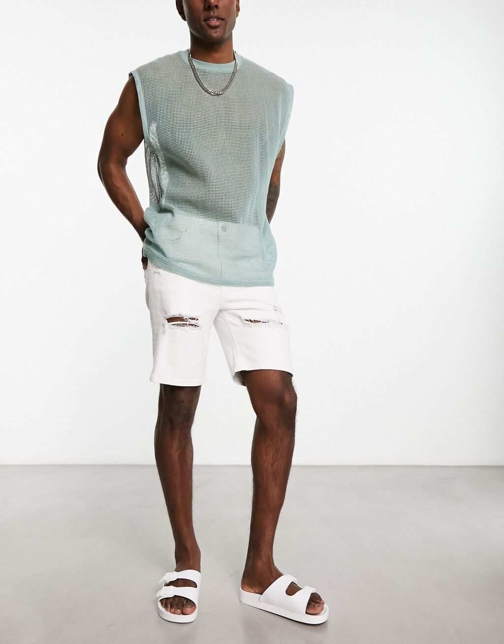 

Белые рваные джинсовые шорты Bershka