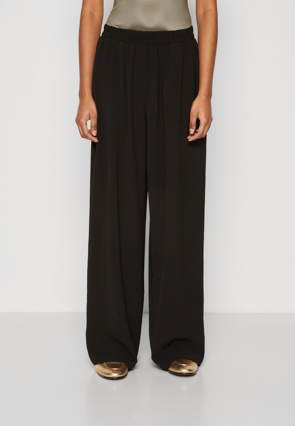 

Брюки из ткани VMALVA WIDE Vero Moda Petite, черный