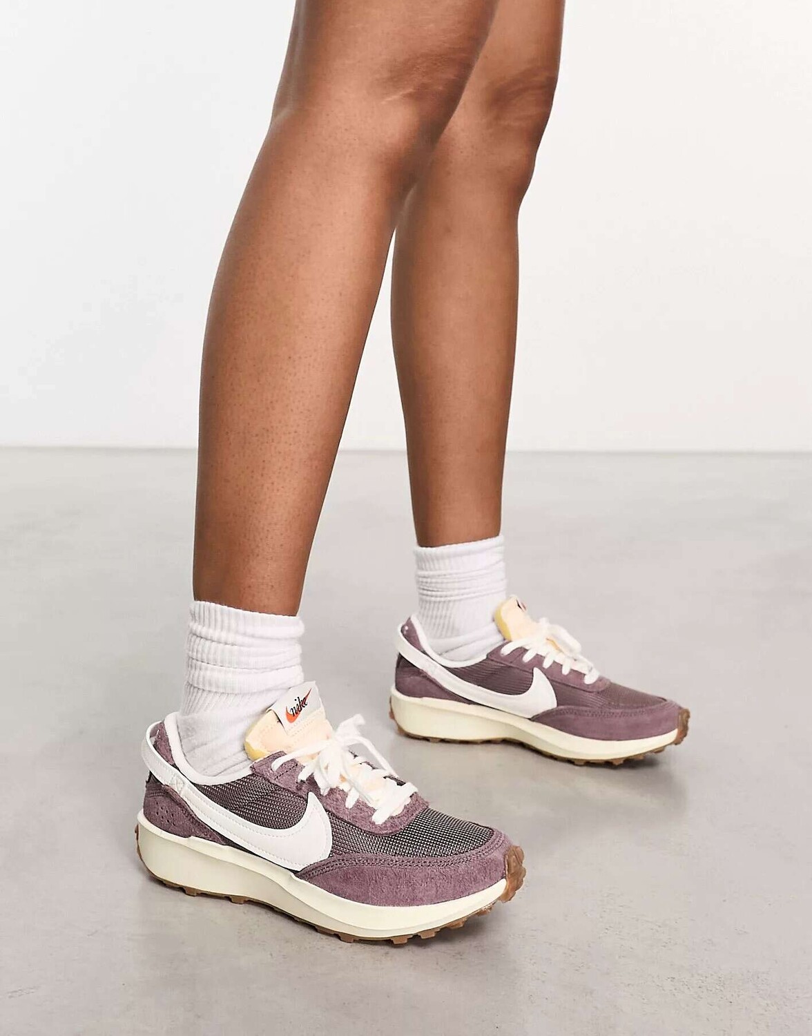 

Сливовые и кремовые кроссовки Nike Waffle Debut, Бежевый