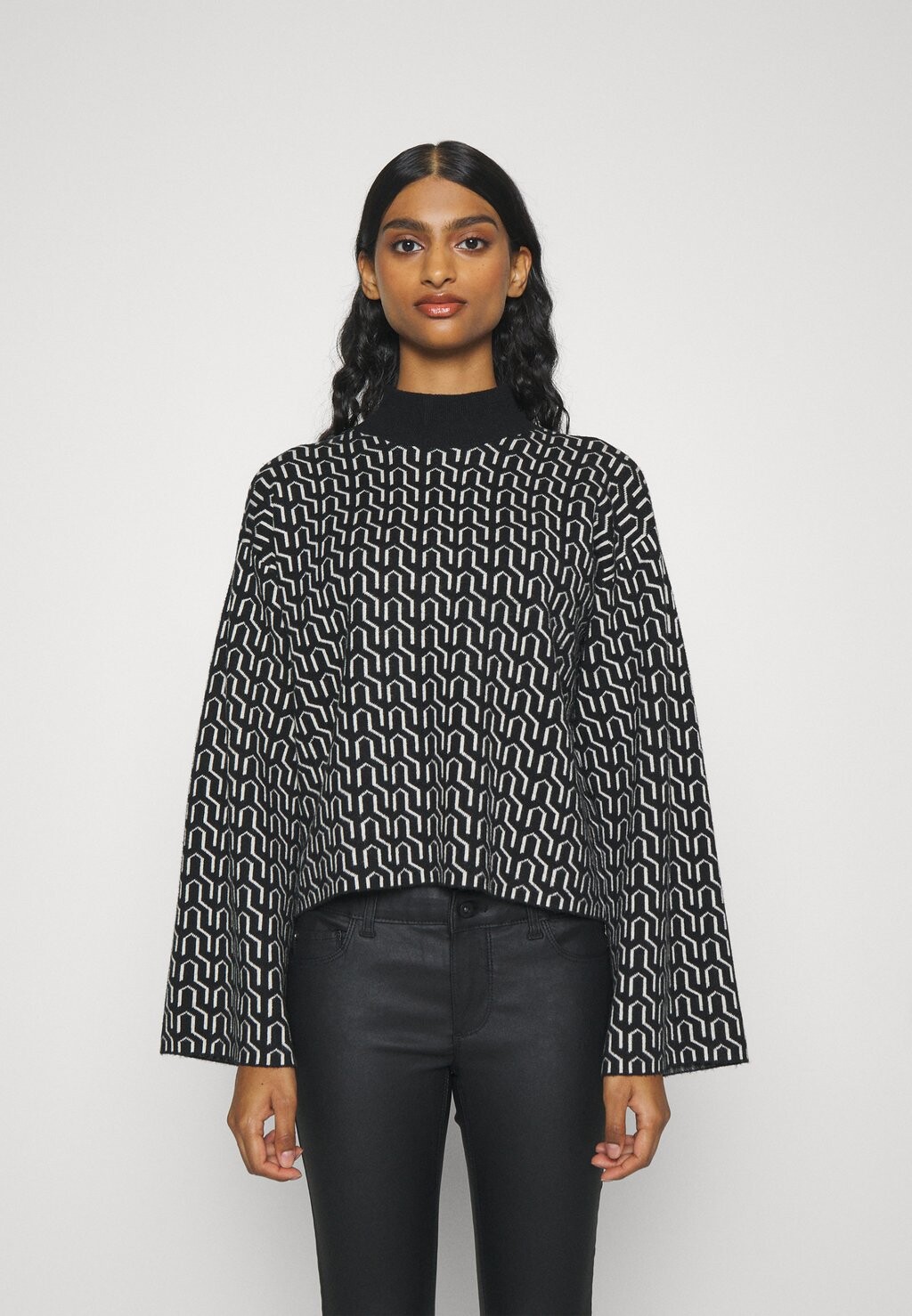 

Свитшот Vero Moda Petite VMGOLD ART WIDE HIGHNECK, черный