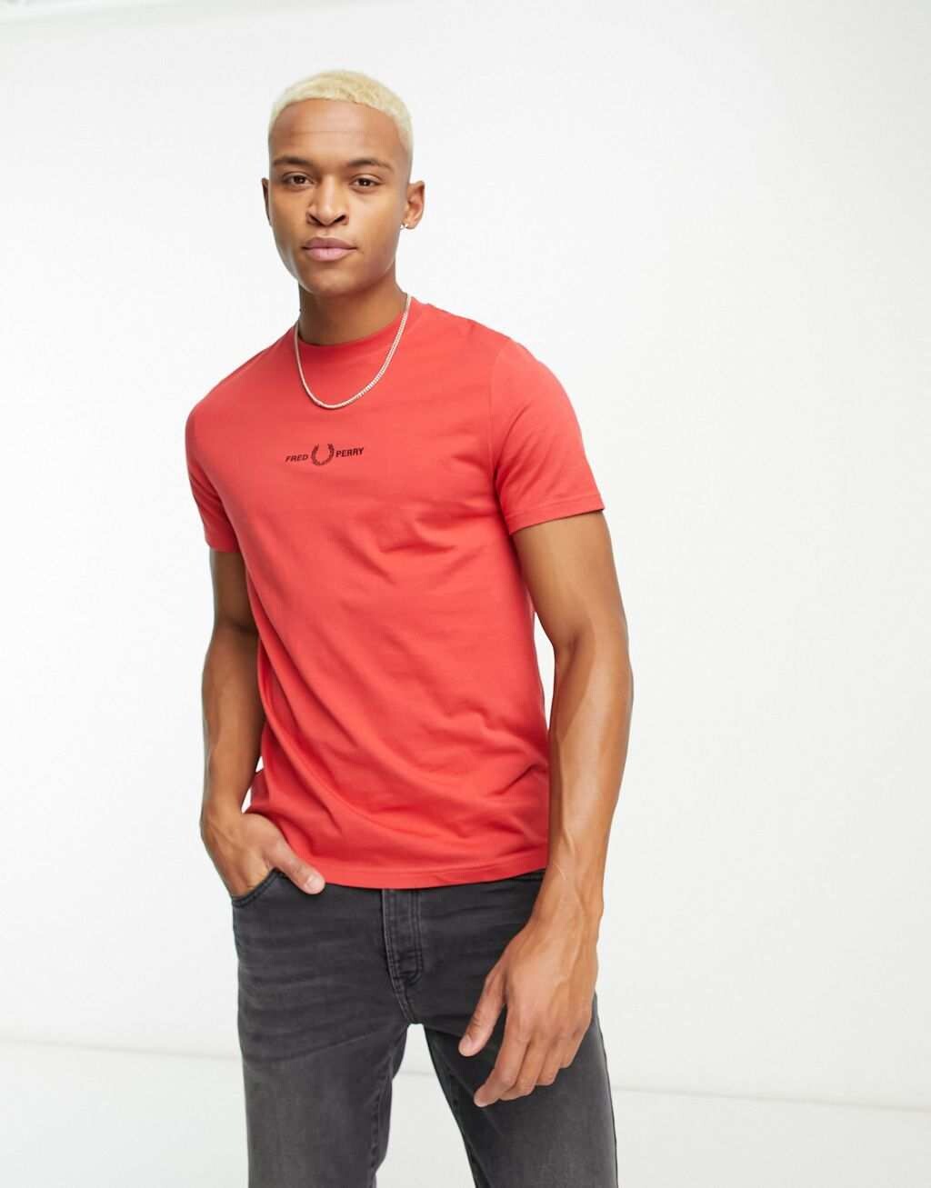 

Красная футболка с вышитым венком Fred Perry
