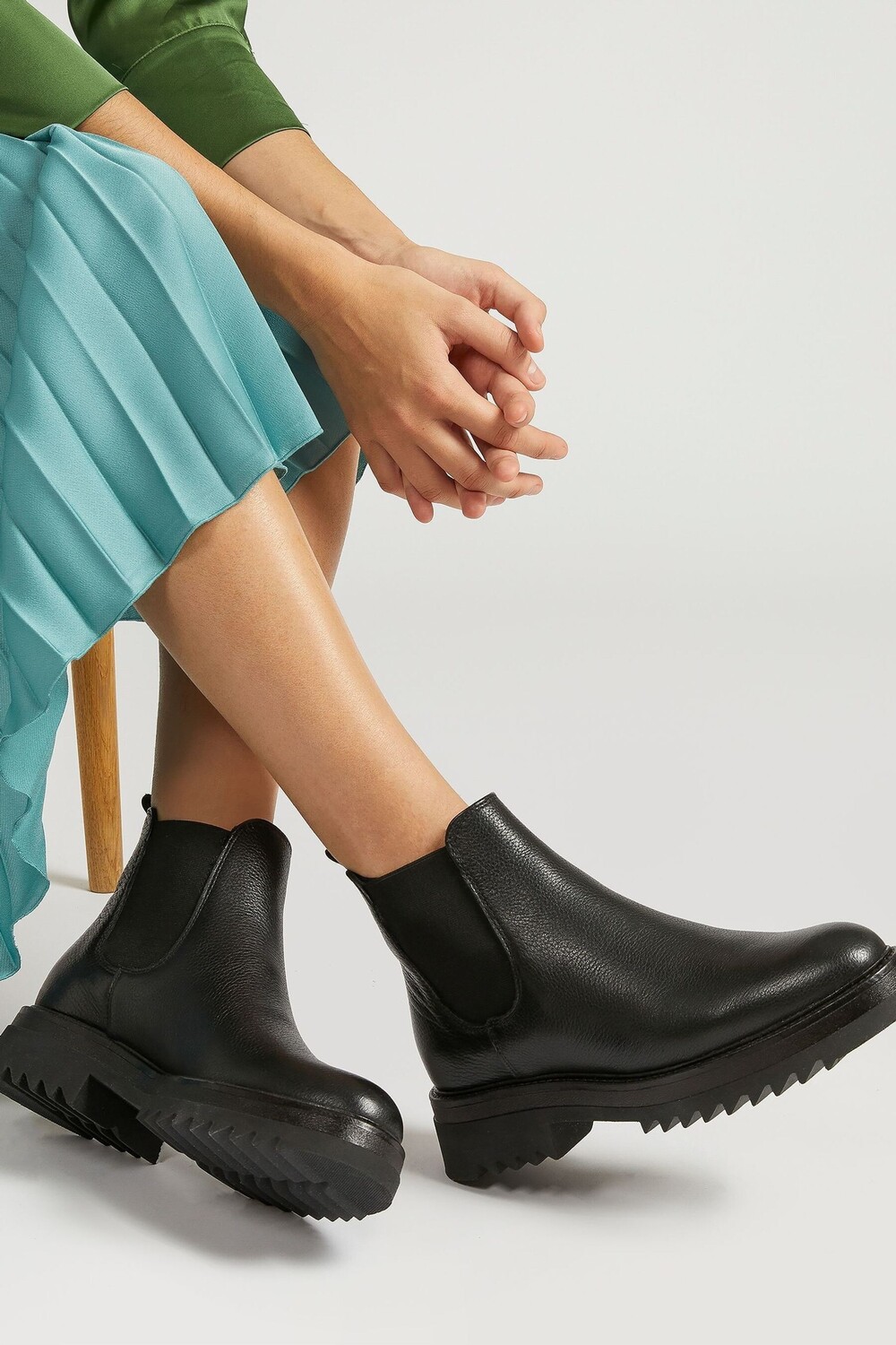 

Черные женские туфли Chelsea Trieste из плотной кожи Jones Bootmaker, черный