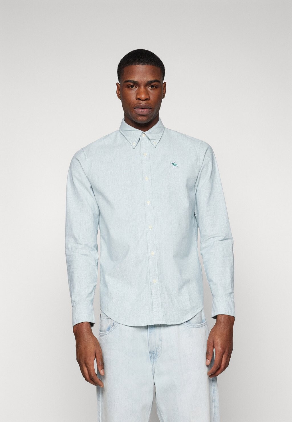 

Рубашка MATTE ICON OXFORD SEASONAL Abercrombie & Fitch, цвет blue spruce/white