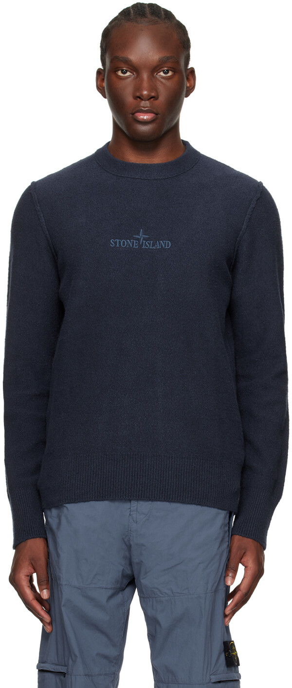 

Темно-синий свитер с вышивкой Stone Island