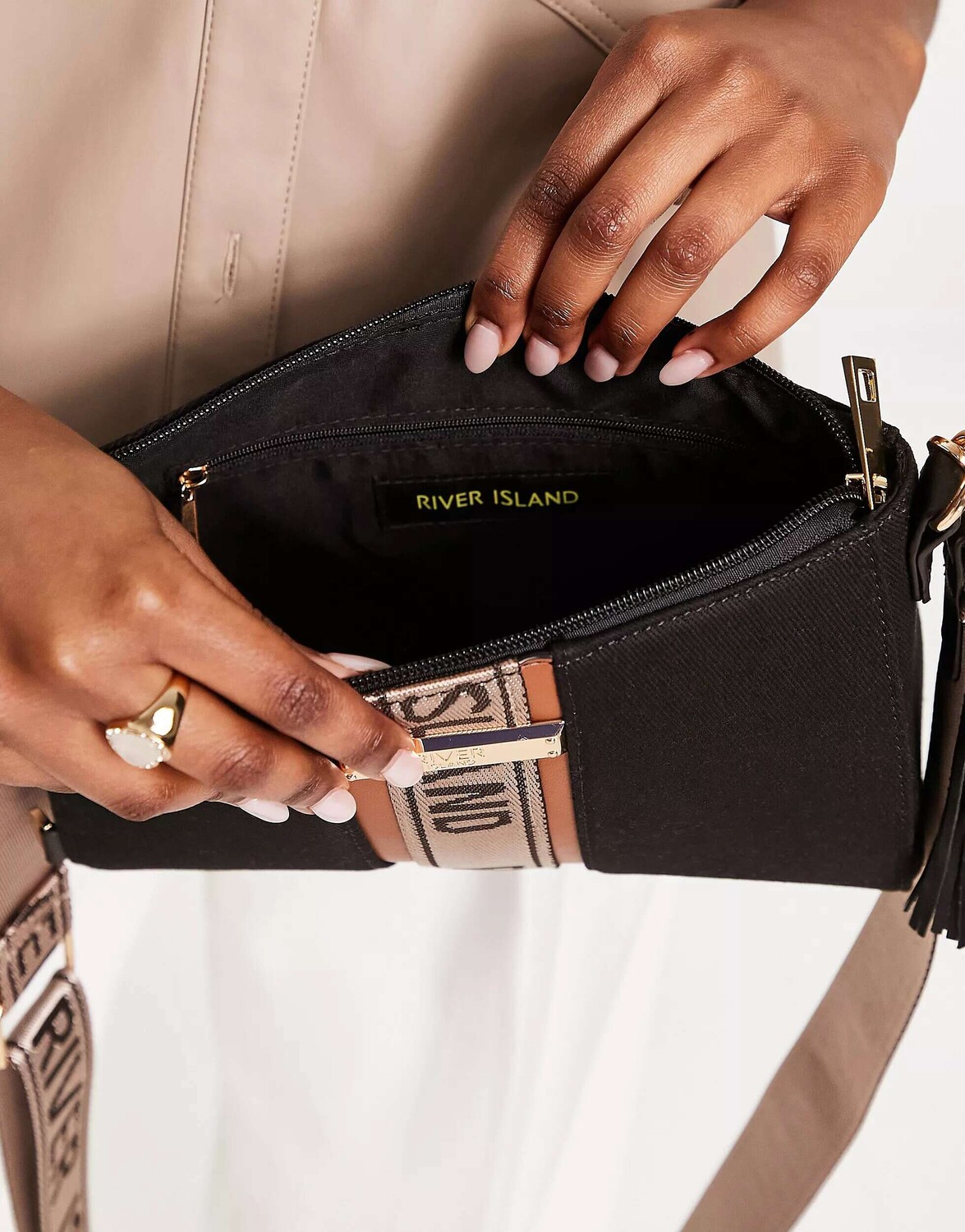 

Черное плечо через плечо с логотипом River Island