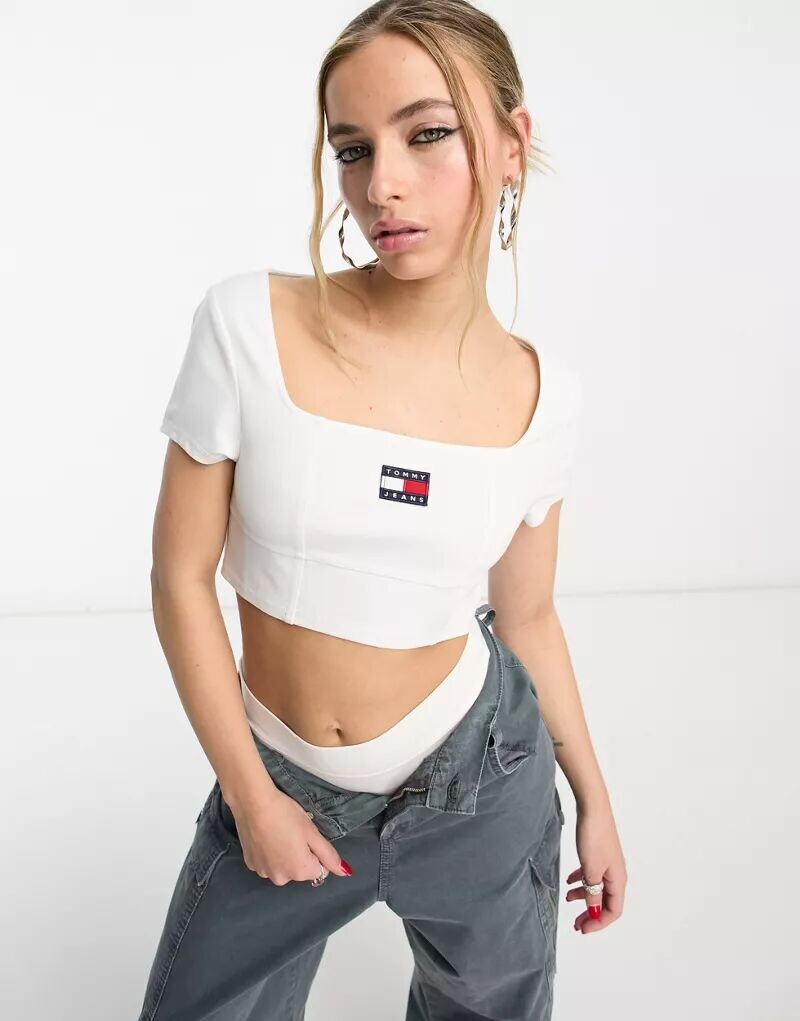 

Белый топ с квадратным вырезом и архивным логотипом Tommy Jeans