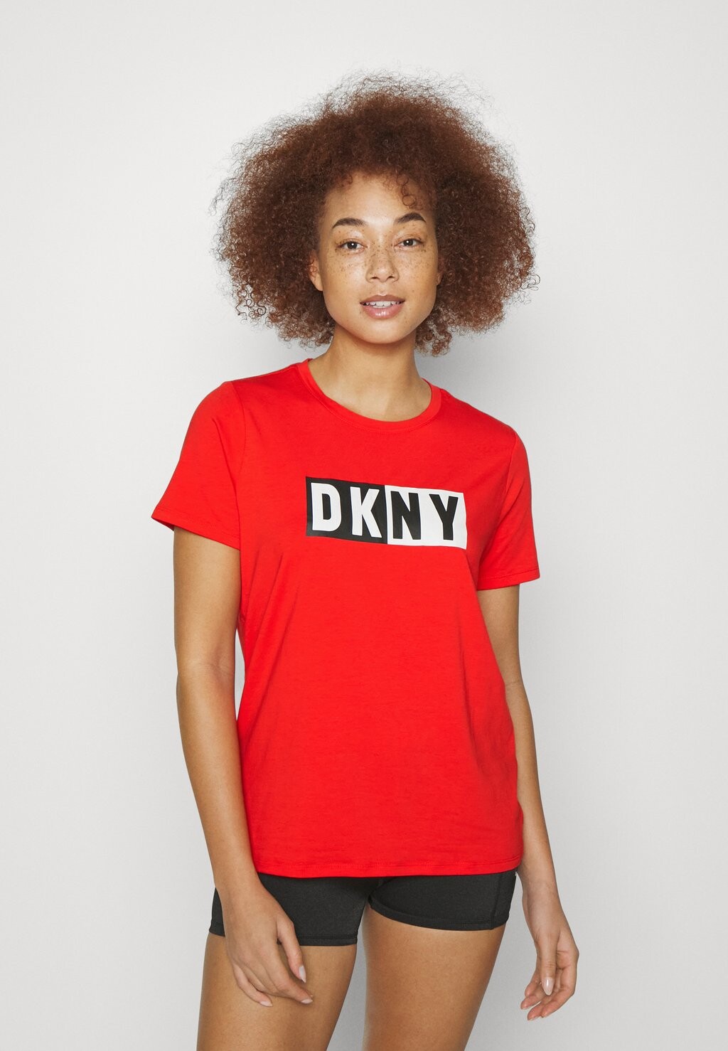 

Футболка с принтом DKNY