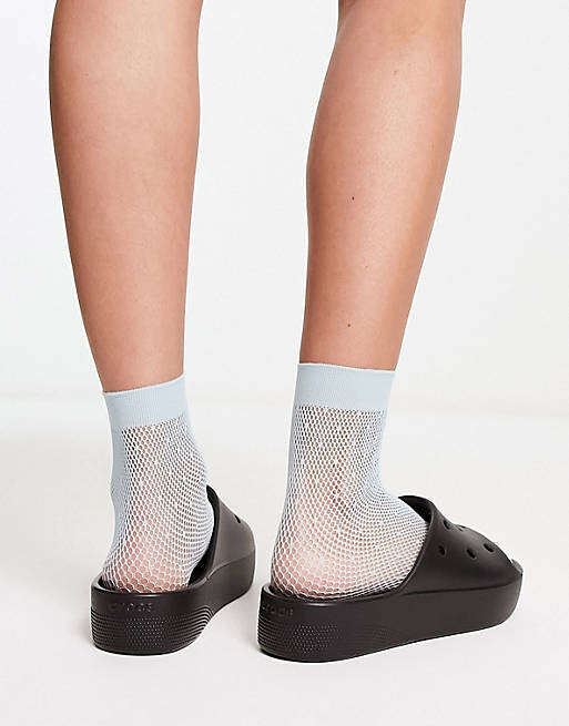 

Черные шлепанцы на платформе Crocs