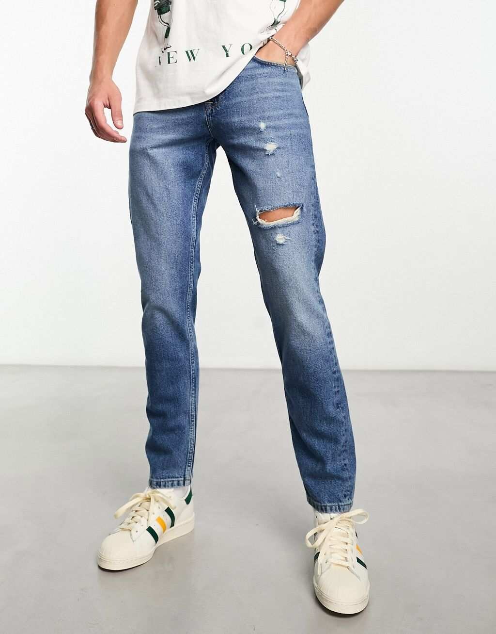 

Голубые узкие джинсы с рваными краями ASOS DESIGN