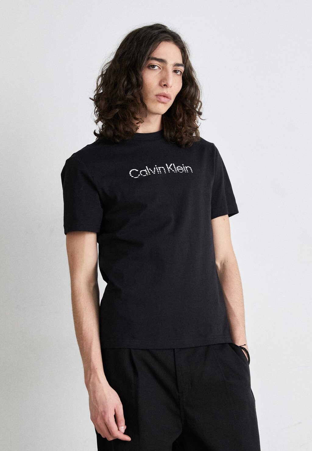 

Футболка с принтом Degrade Logo Calvin Klein, черный