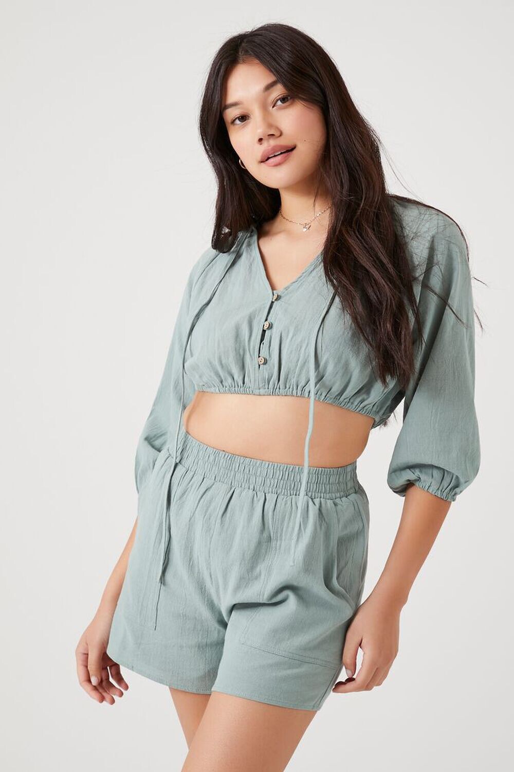 

Комплект из укороченного топа и шорт с крестьянскими рукавами Forever 21