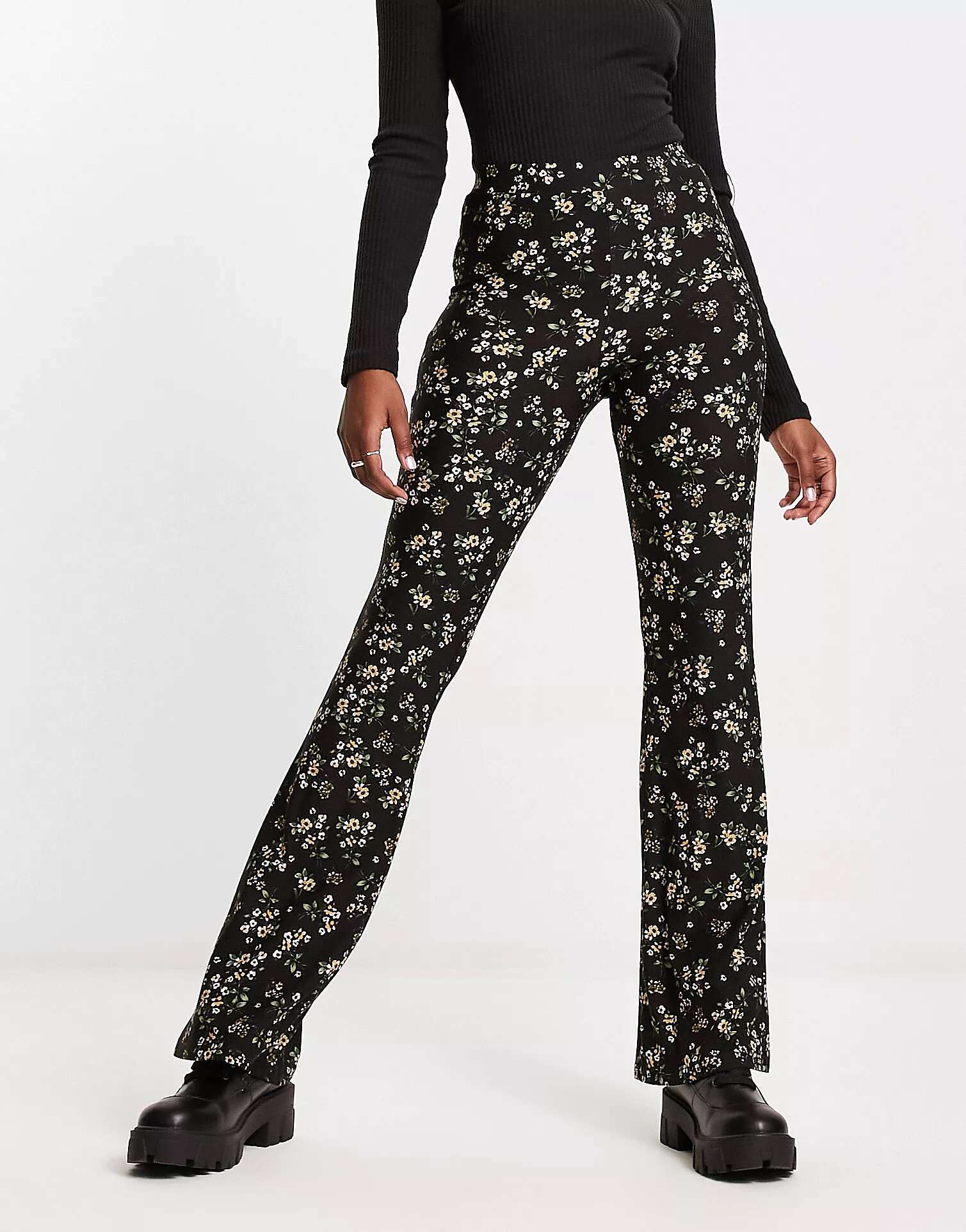 Черные брюки-клеш QED London с цветочным принтом цена и фото