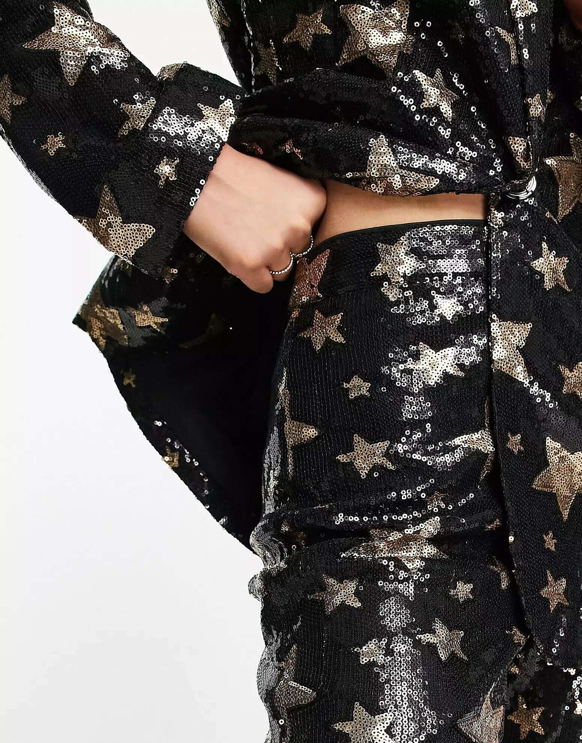 

Черные узкие брюки с расклешенными звездами и пайетками ASOS, Черный