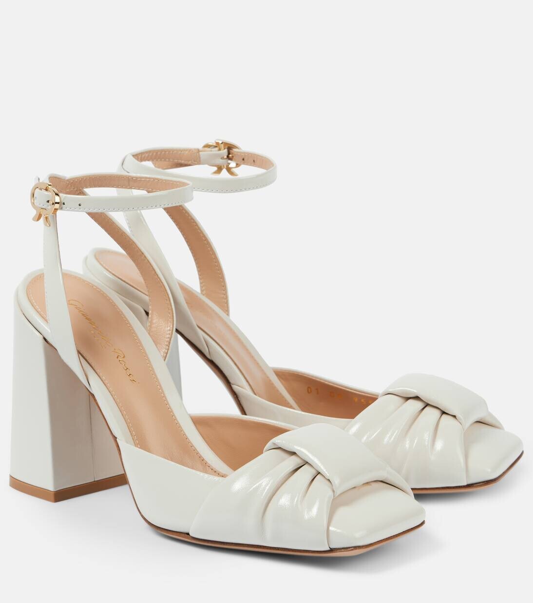 

Туфли-лодочки из лакированной кожи Draped Bow 90 Gianvito Rossi, цвет offwhite