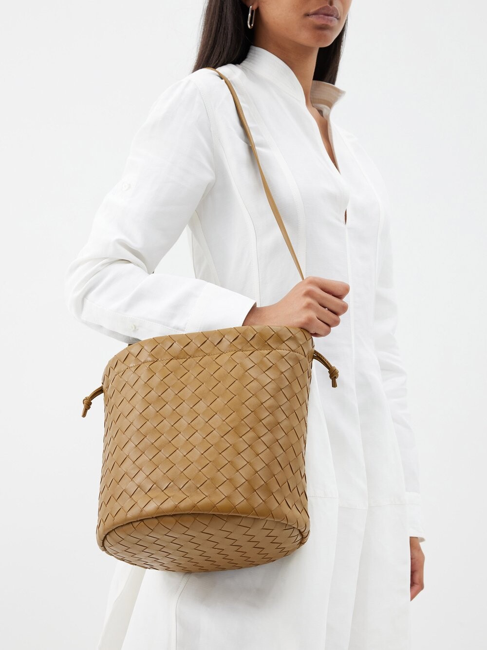 

Маленькая сумка-ведро из кожи intrecciato Bottega Veneta, коричневый