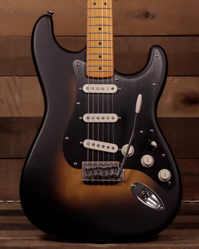 

Электрогитара Squier 40th Anniversary Stratocaster, Vintage Edition, Maple FB, Satin Wide 2-Color Sunburst