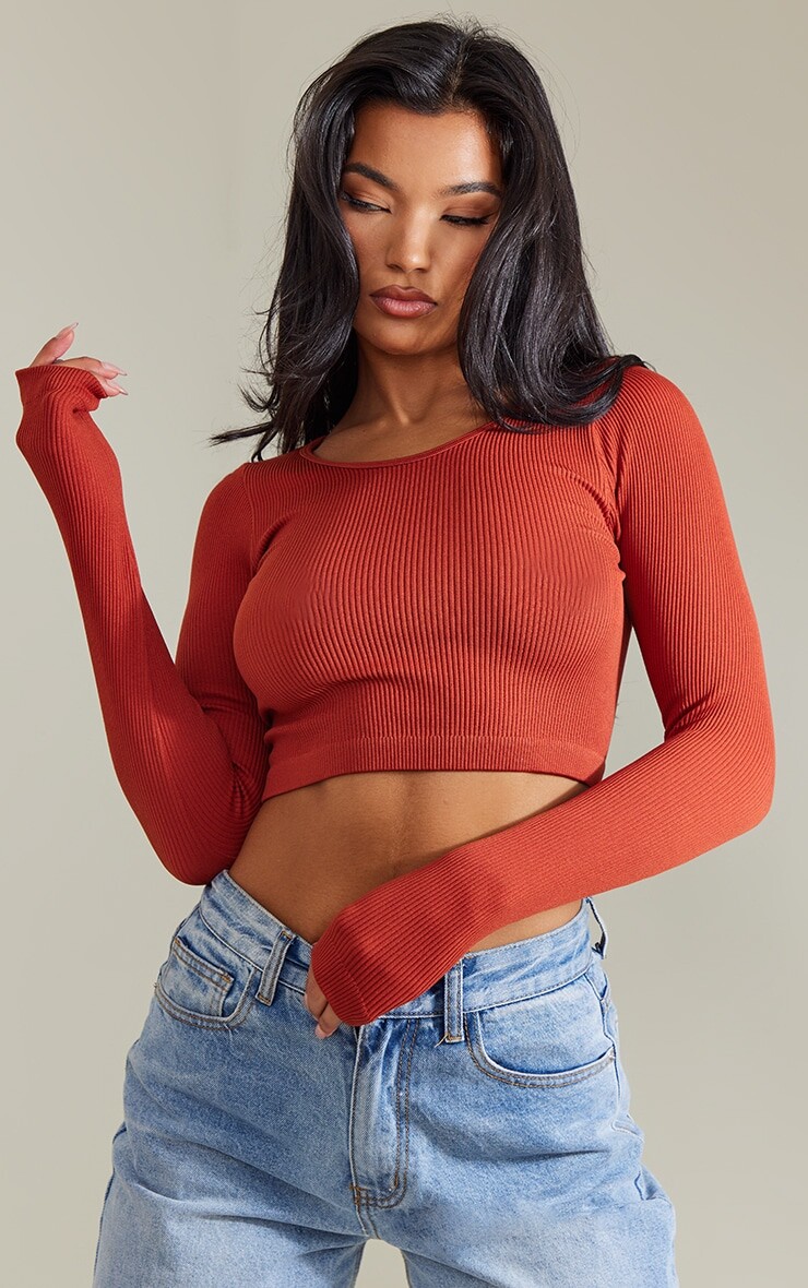 

PrettyLittleThing Укороченный топ с длинными рукавами и круглым вырезом в рубчик ржавого цвета