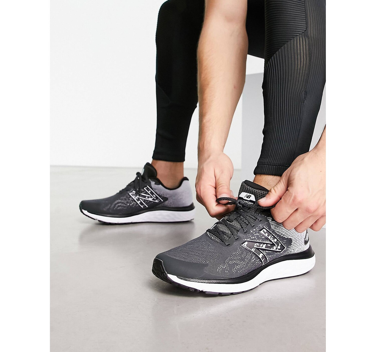 

Черные кроссовки New Balance 680
