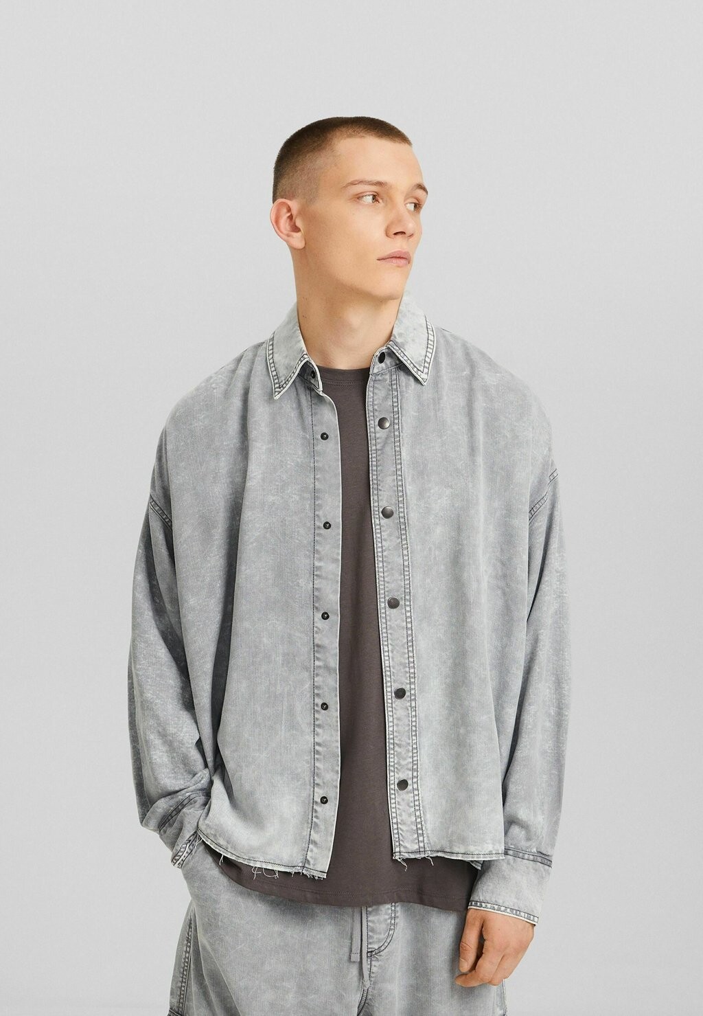 

Джинсовая куртка FADED EFFECT FLOWING CROPPED WITH LONG SLEEVES Bershka, цвет grey