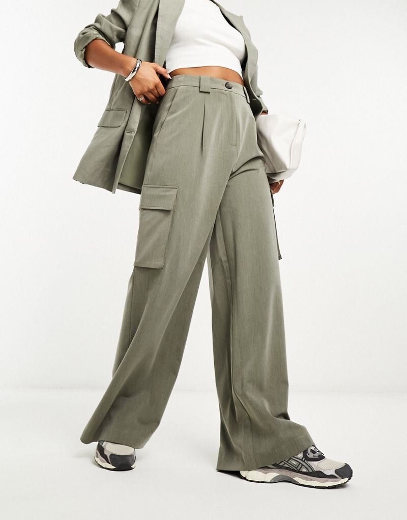 

Индивидуальные брюки карго цвета хаки ASOS DESIGN