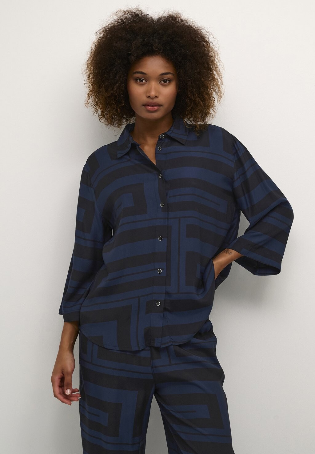 

Рубашка Kaffe KAPOLLY BOXY, цвет black midnight graphic