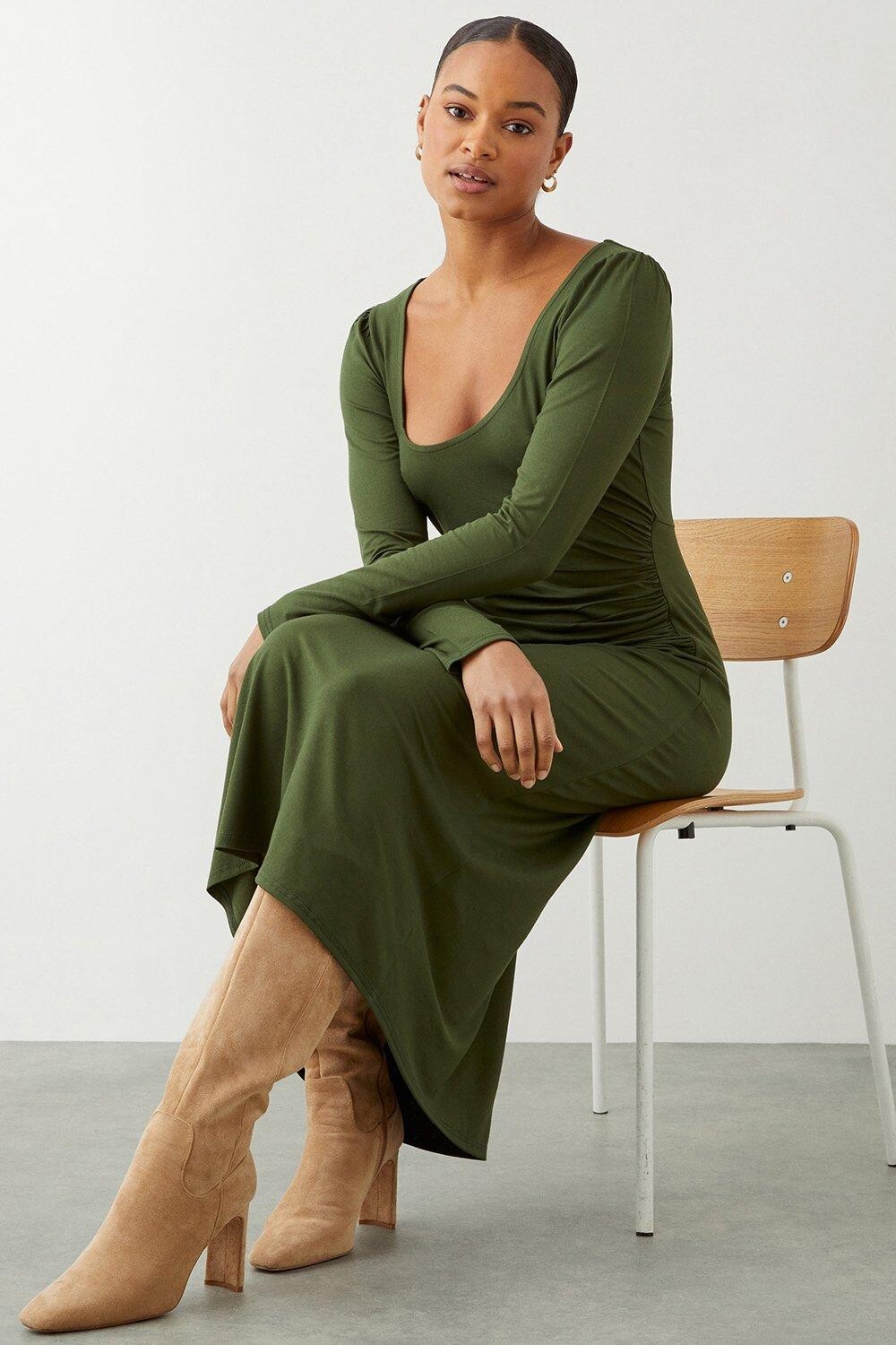 

Платье миди с овальным вырезом и длинными рукавами и рюшами Dorothy Perkins, хаки
