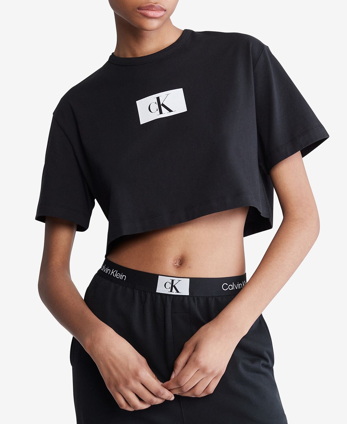 

Женская хлопковая укороченная футболка 1996 года для отдыха QS6946 Calvin Klein, черный