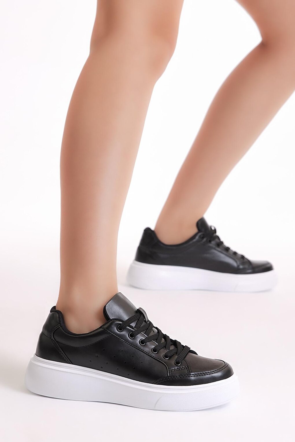 Женские черные спортивные туфли на шнуровке с полиподошвой TONNY BLACK