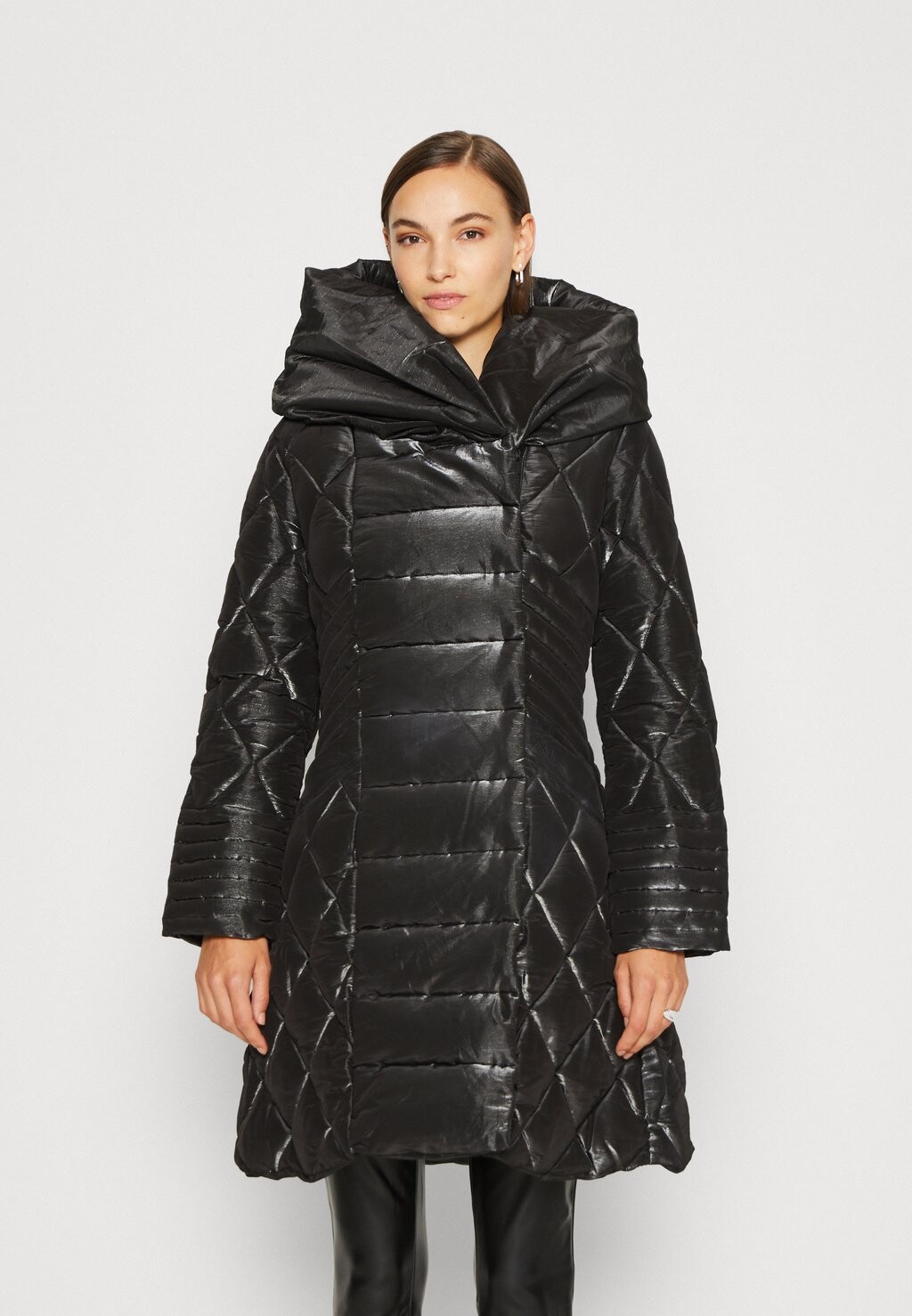 

Зимнее пальто Guess PAOLA SHAWL HOODED, цвет jet black