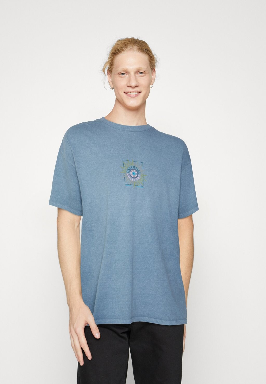 

Футболка с принтом CELESTIAL CREATION TEE UNISEX BDG Urban Outfitters, голубой, Синий