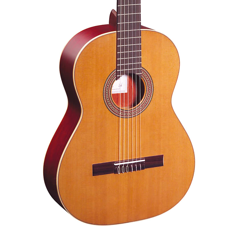 Акустическая гитара Ortega Traditional Series Cedar Top Nylon String Acoustic Guitar R200