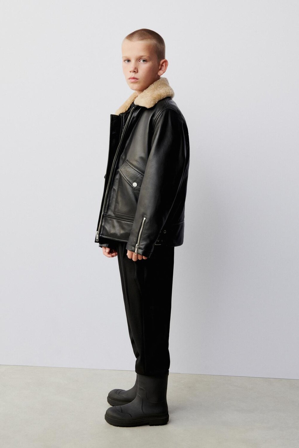 

Куртка из кожи и искусственной дучи ZARA, черный