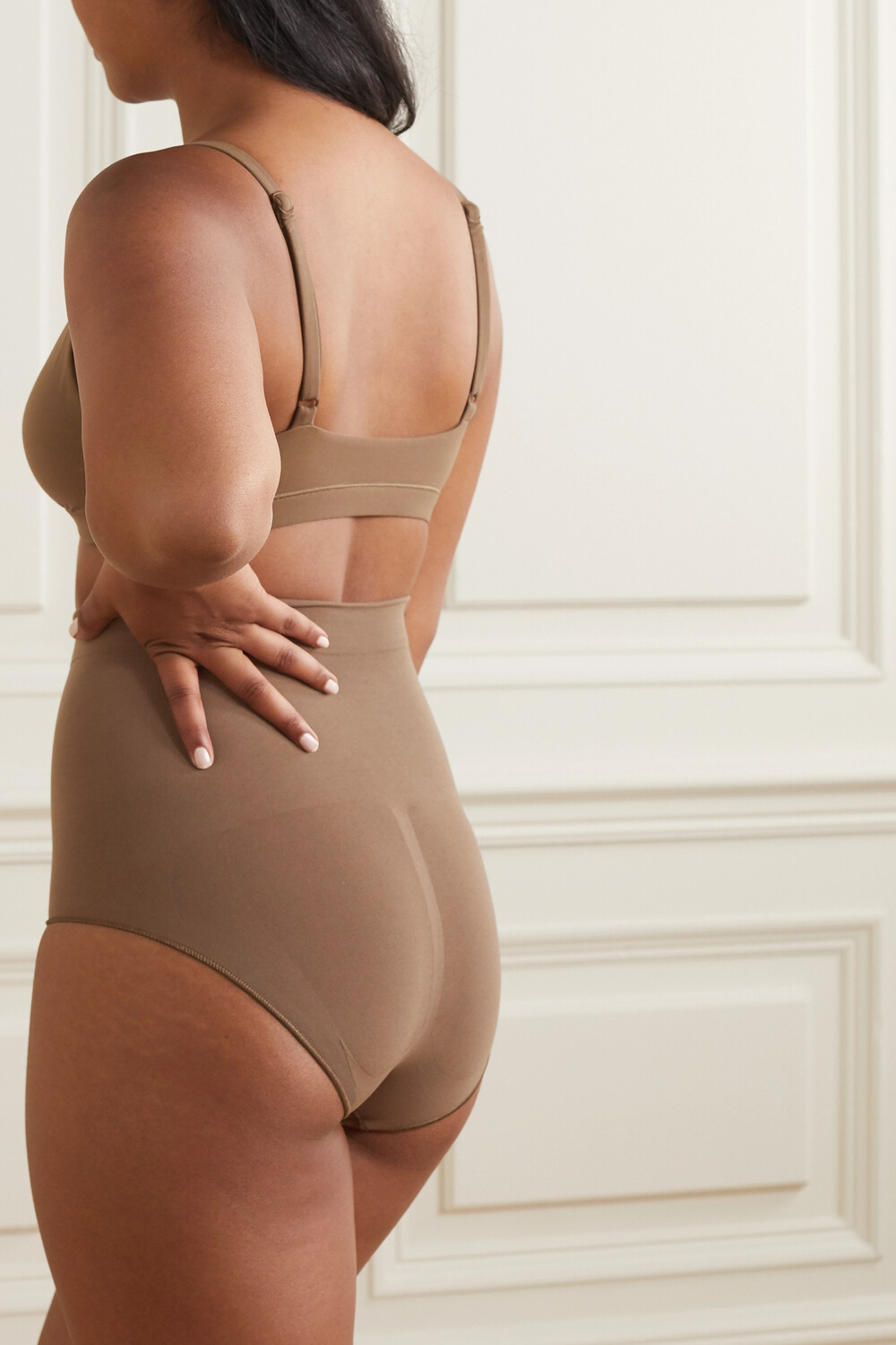 

SKIMS Бесшовные трусы Sculpt Sculpting Mid Waist - Oxide, нейтральный