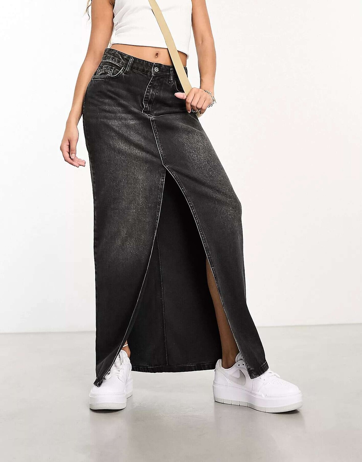

Черная джинсовая юбка макси с разрезом спереди ASOS Weekend Collective