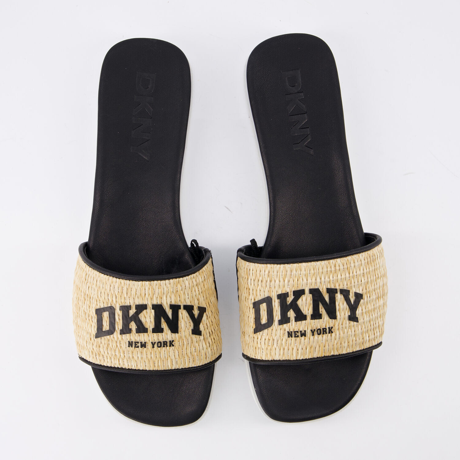 

Светло-коричневые шлепанцы с логотипом и ремешками из рафии DKNY