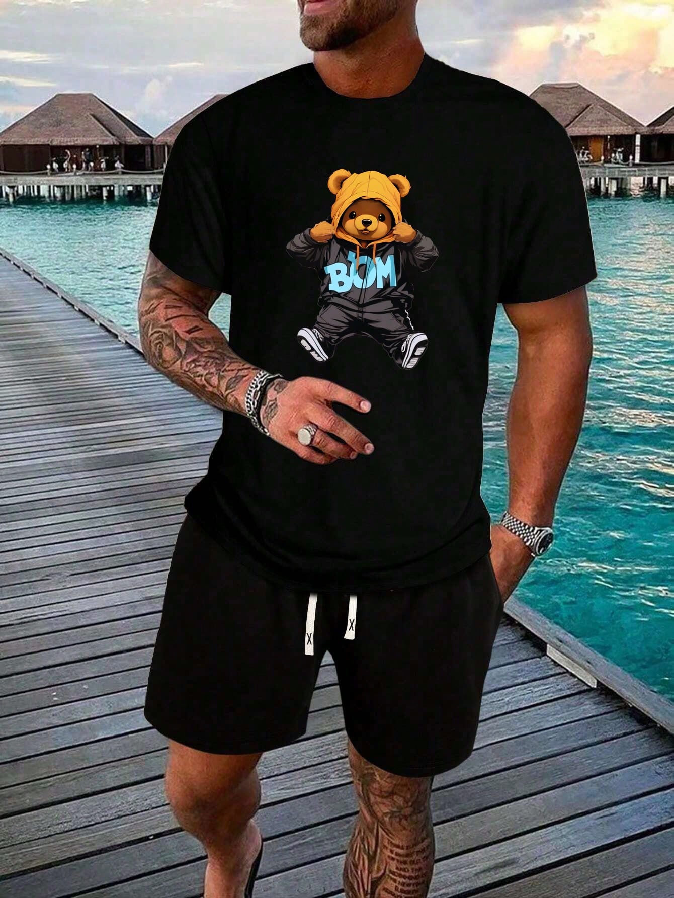 цена Мужская летняя футболка с короткими рукавами и шортами на шнурке с принтом медведя, черный