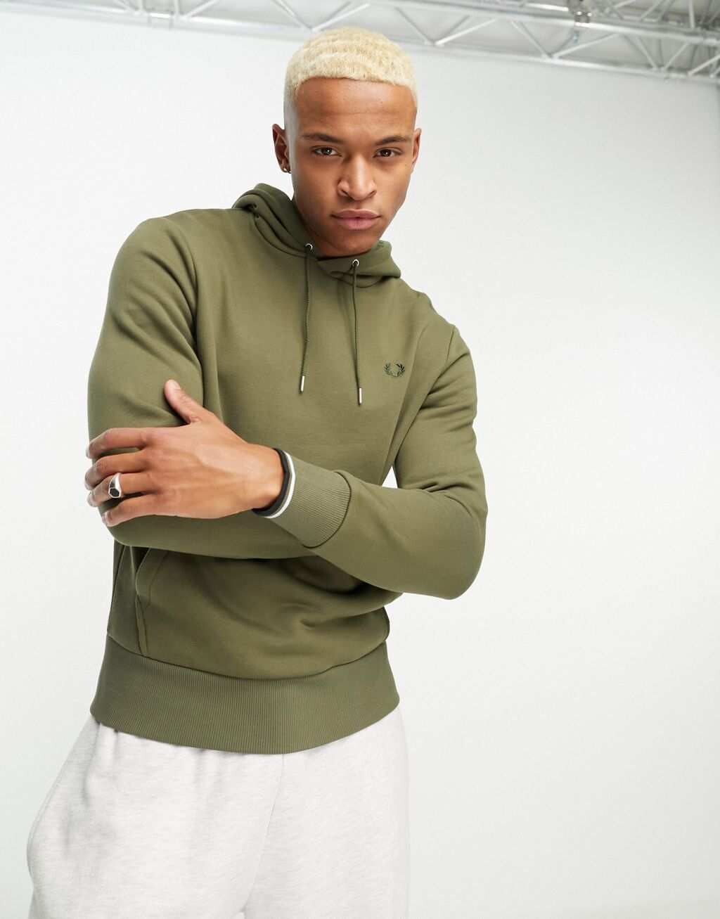 

Худи цвета хаки с капюшоном Fred Perry