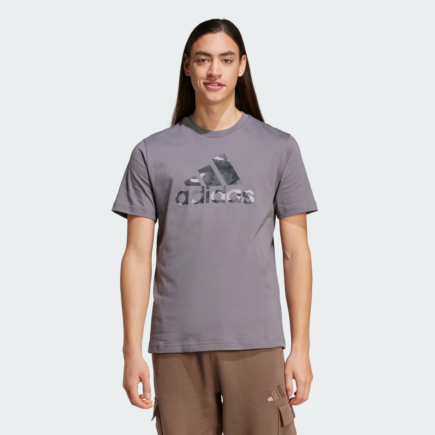 

Футболка с камуфляжным значком и спортивным рисунком Adidas, цвет Grey Four
