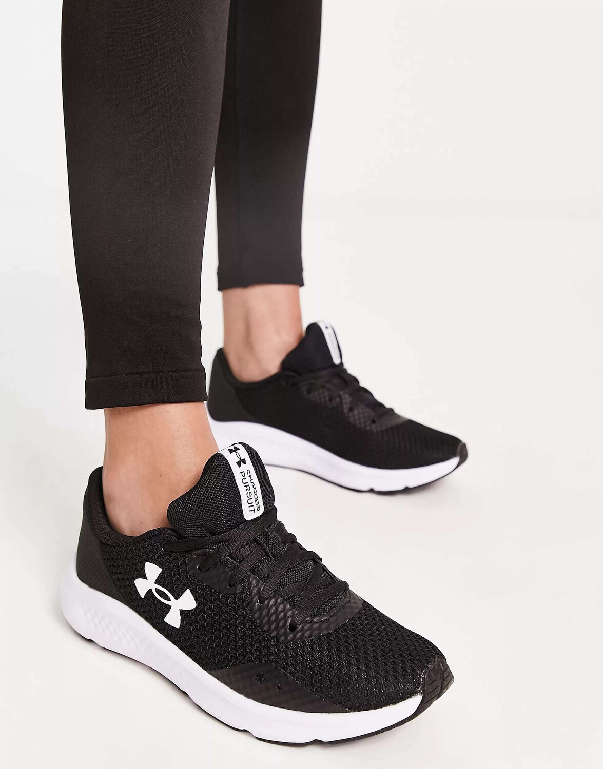 

Черно-белые кроссовки Under Armour Charged Pursuit 3, Черный