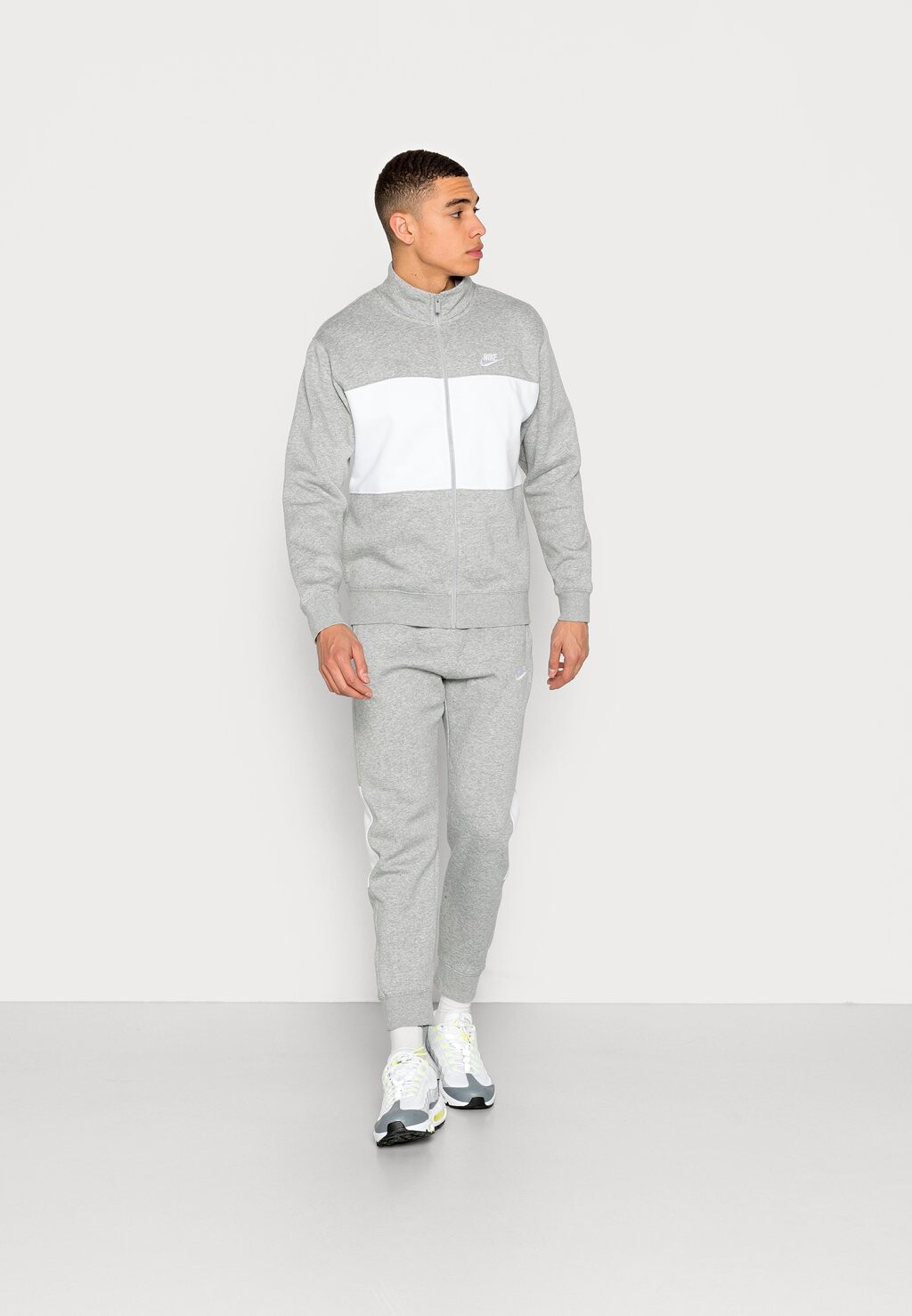 

Толстовка на молнии Nike