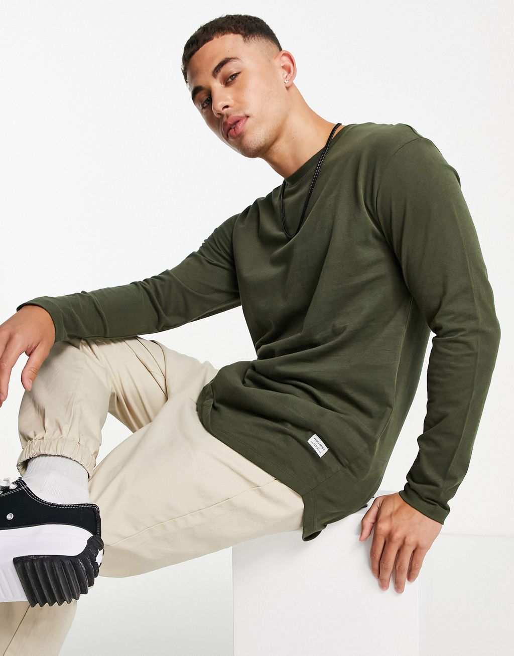 

Хлопковый топ с длинными рукавами и изогнутым краем Jack & Jones Essentials цвета хаки - KHAKI